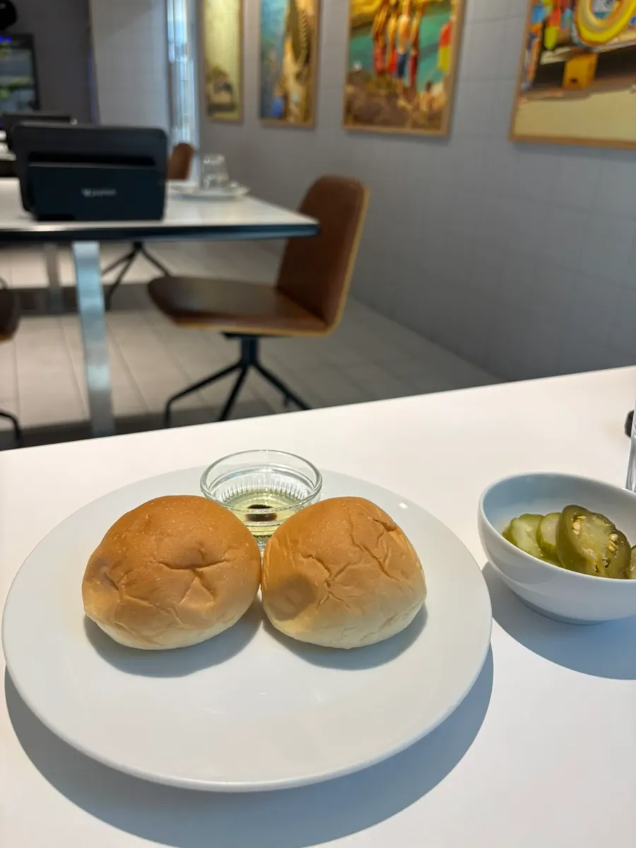 기본으로 나온 모닝빵과 발사믹오일, 피클