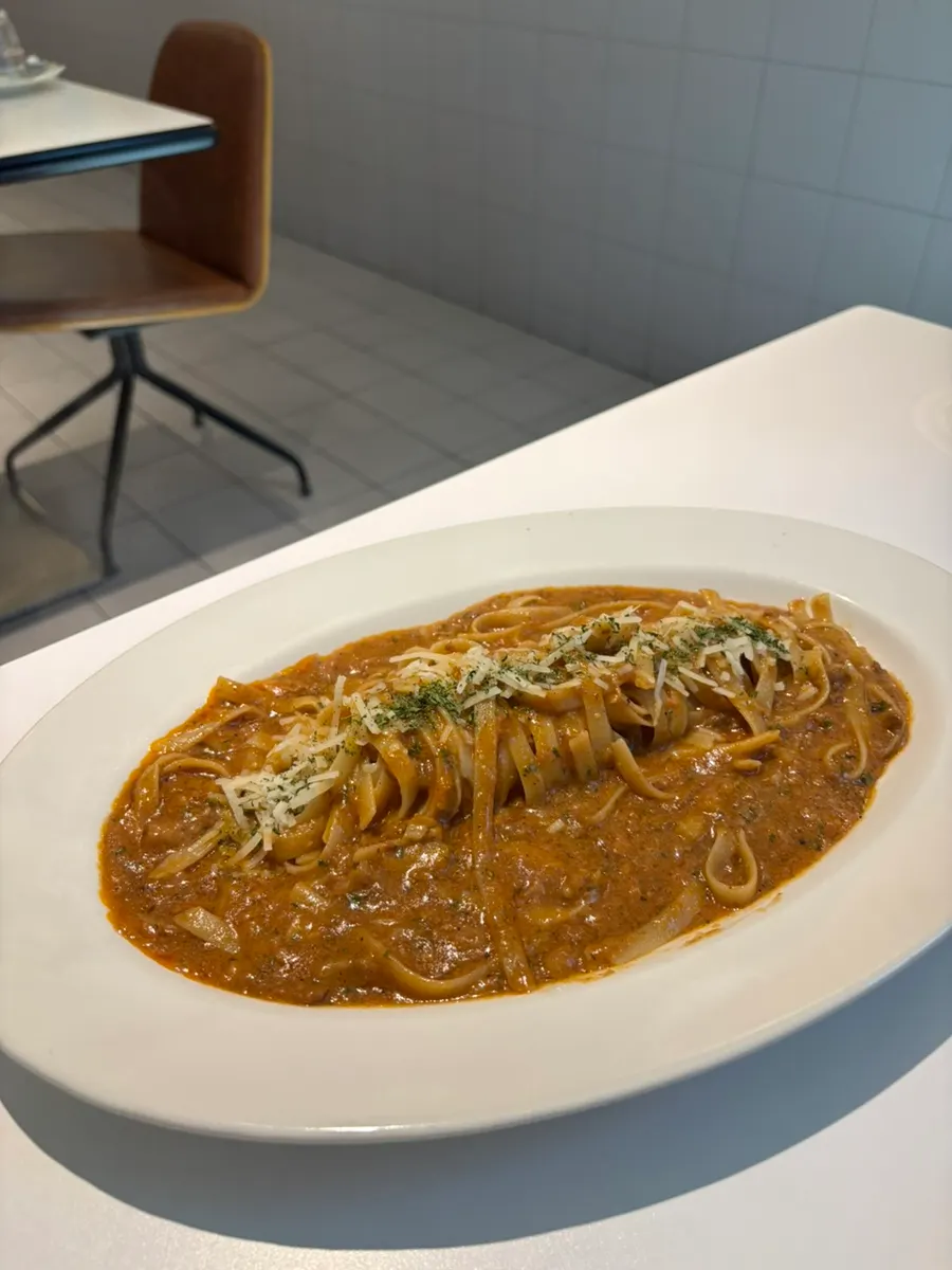 플레이팅된 라구페투치네 파스타
