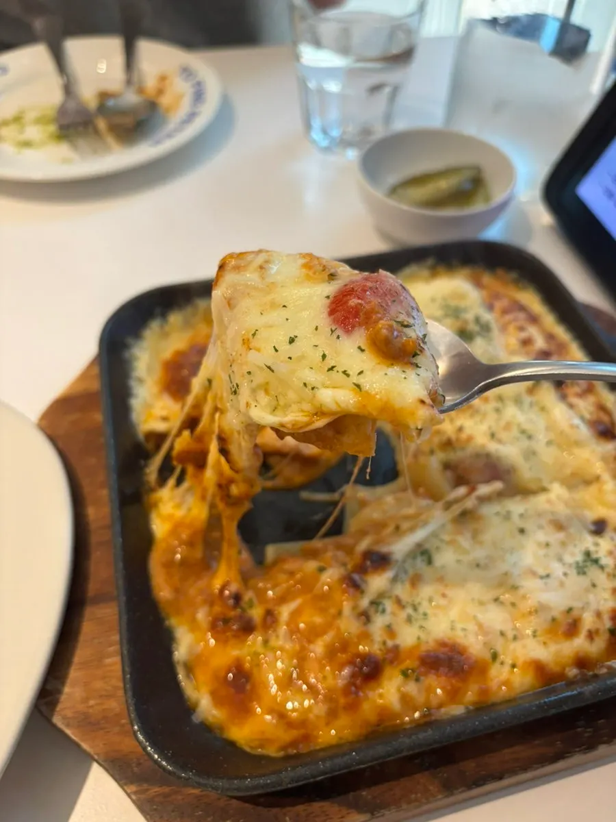 칼로 커팅한 라자냐 한 조각