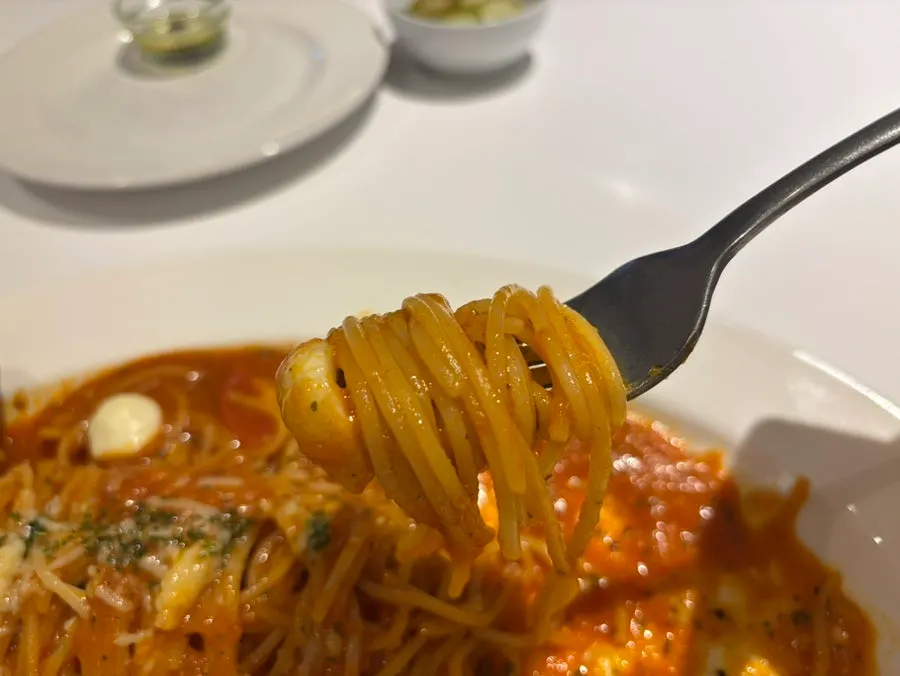 혼밥으로 먹은 보코치니 치즈 토마토 파스타 상차림