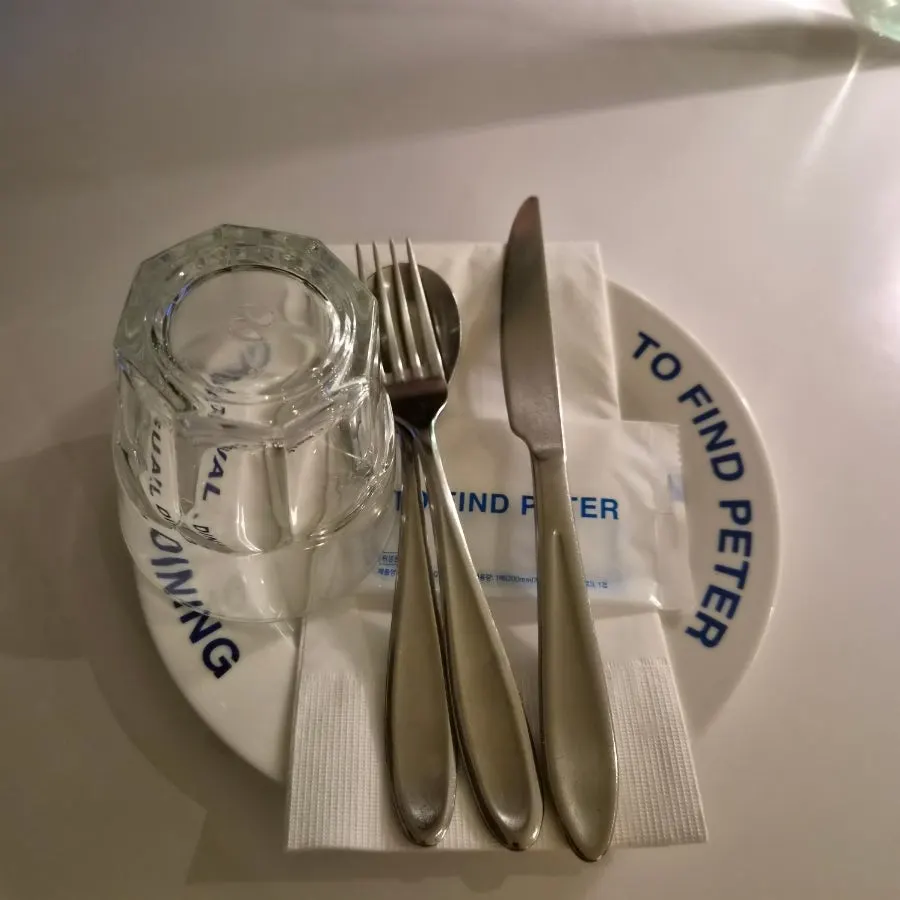 조명이 놓인 투파인드피터 테이블 세팅