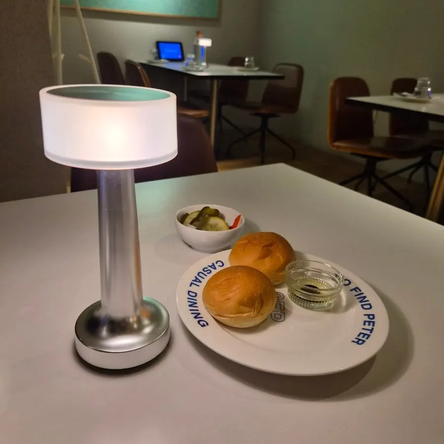 발사믹 소스와 함께 나온 모닝빵 식전빵