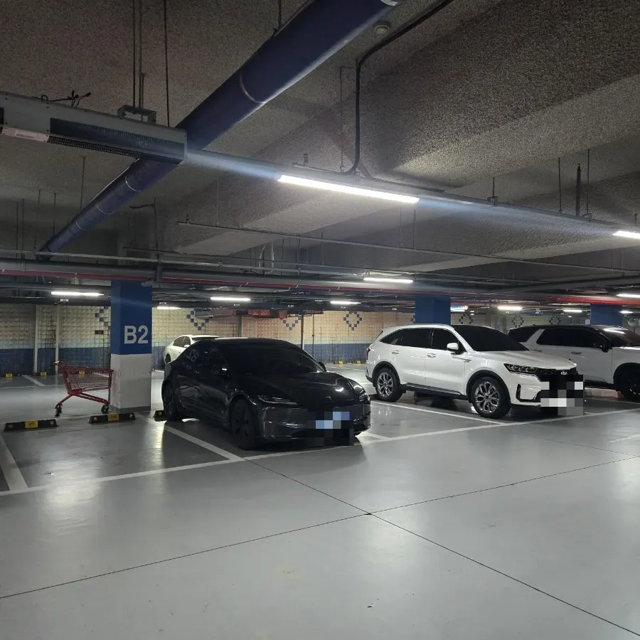 Signage for the La Piesta underground parking lot