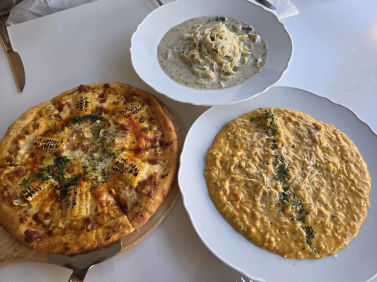 Pizza and pasta table setting at Two Find Peter Incheon Nonhyeon Branch