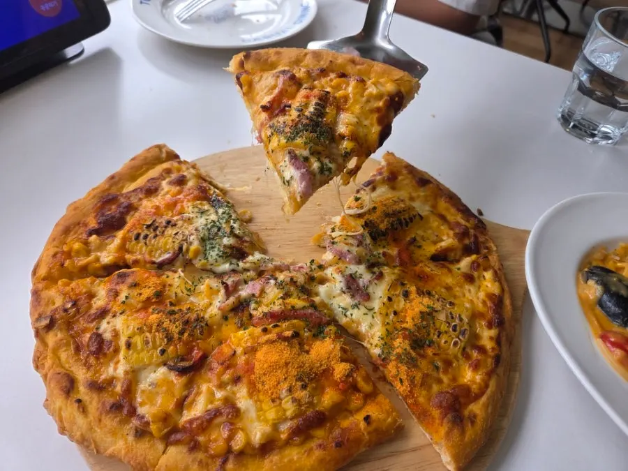 Close-up of the corn-seasoned pizza