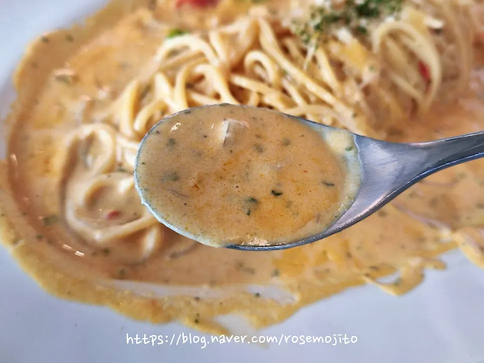 Crebbi pasta with cherry tomatoes and broccoli