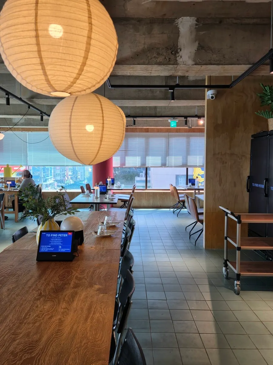Spacious, open interior of Two Find Peter Seoul Sadang Branch