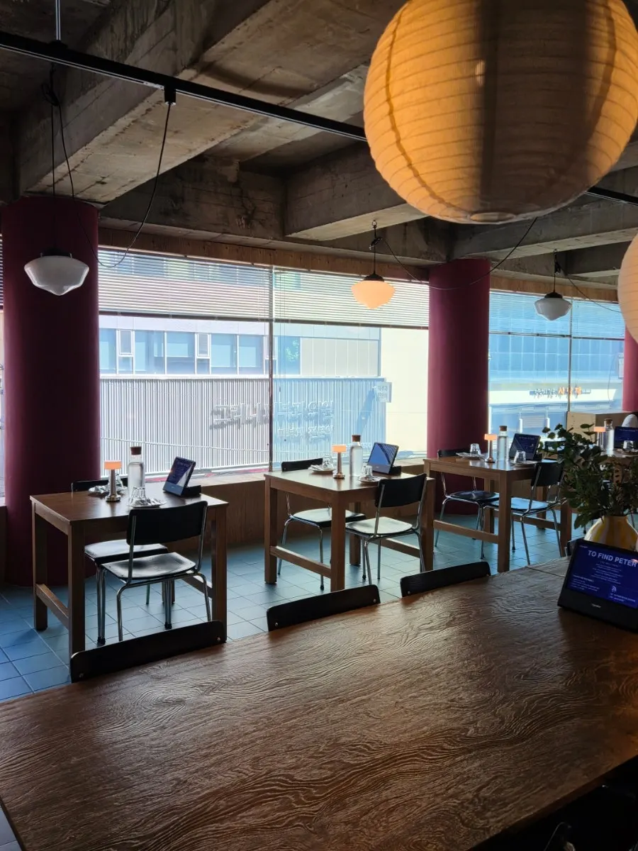 Widely spaced table seating at Two Find Peter Seoul Sadang Branch