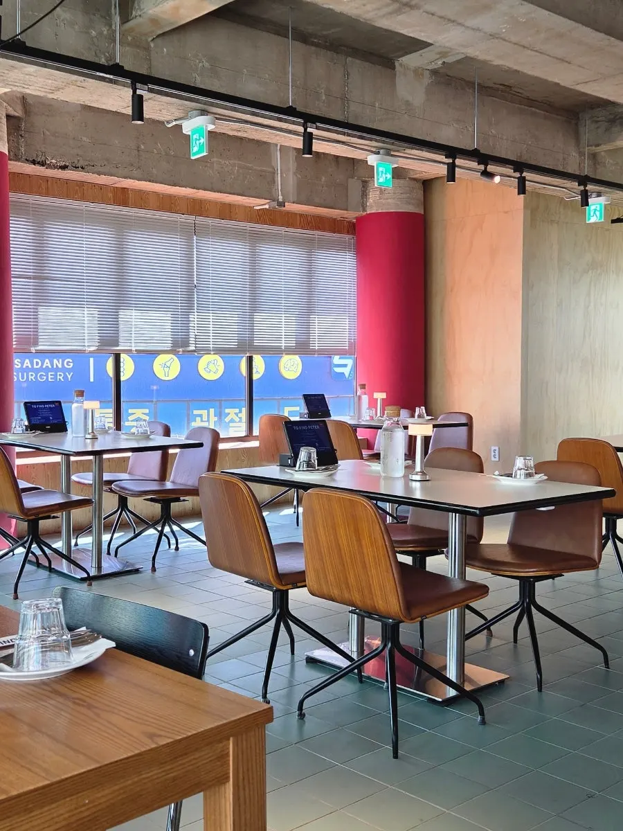 Quiet interior of Two Find Peter Seoul Sadang Branch at opening time