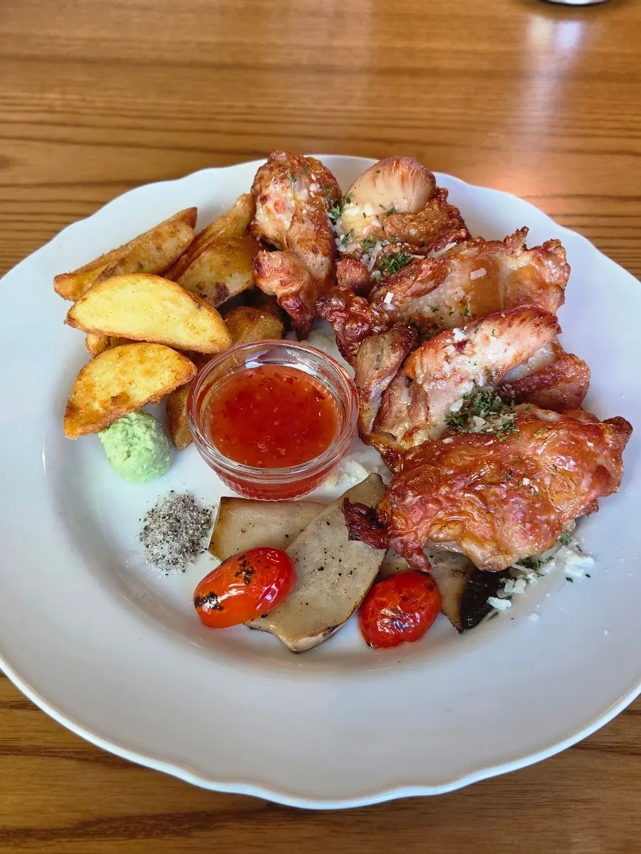 Plating of the smoked chicken steak