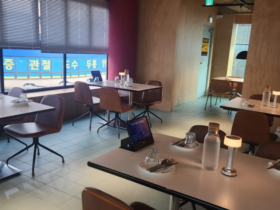 Interior view of Two Find Peter Seoul Sadang Branch