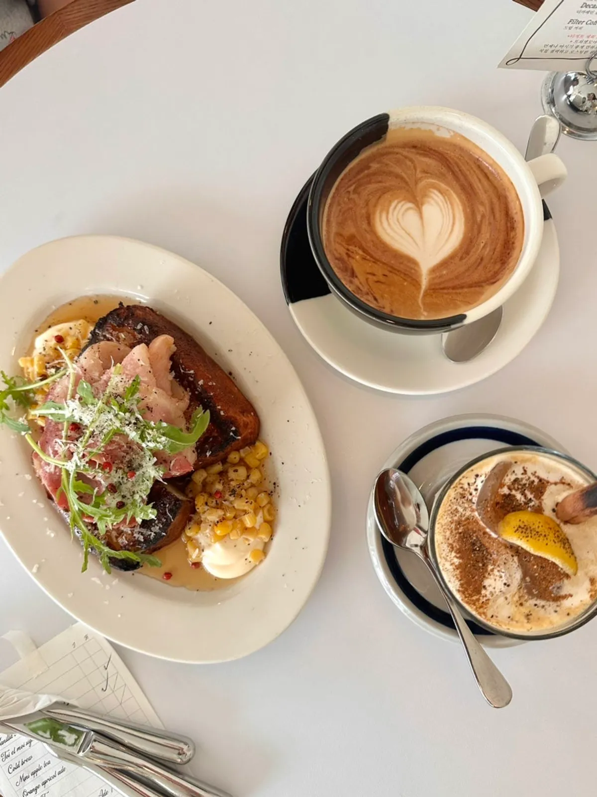 French toast and drinks set together for brunch