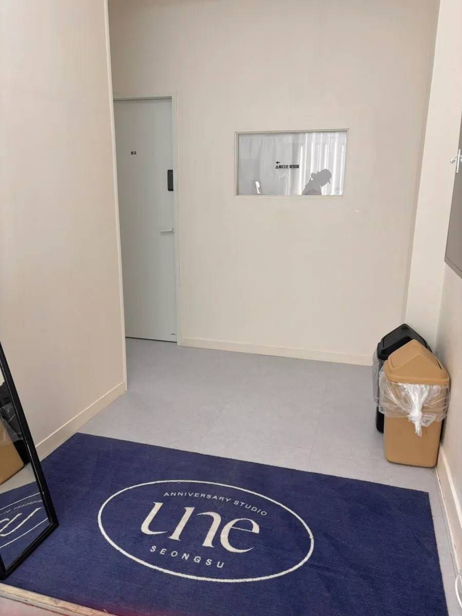 Entrance to U&E Studio Seongsu, room 302 on the 3rd floor