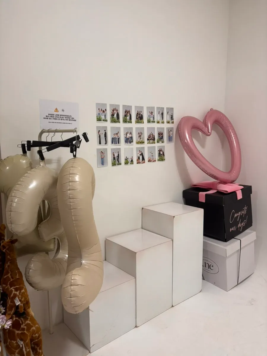 Corner with balloon and cake model props