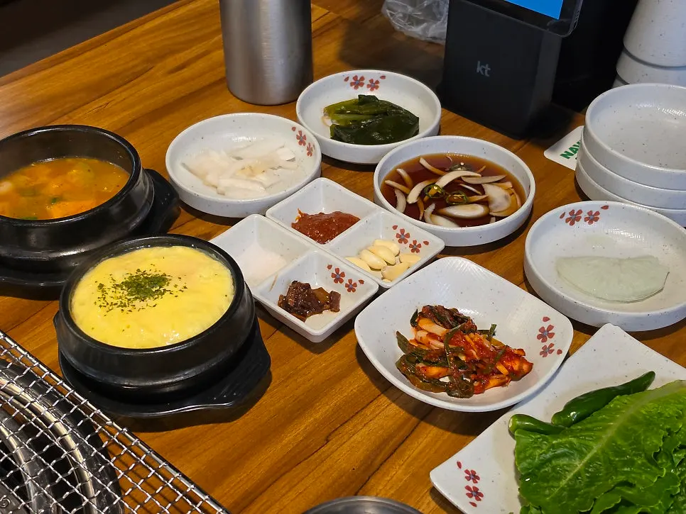 고기보다 먼저 차려진 밑반찬 한상