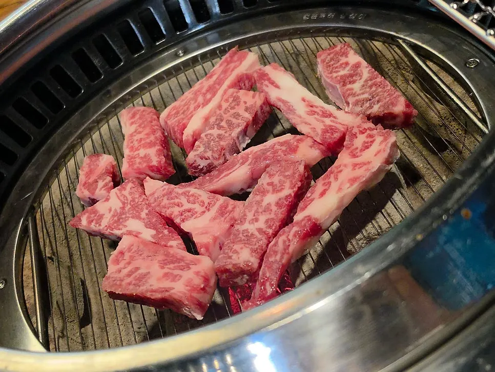 불판 위에서 가위로 뼈와 살을 분리하는 모습
