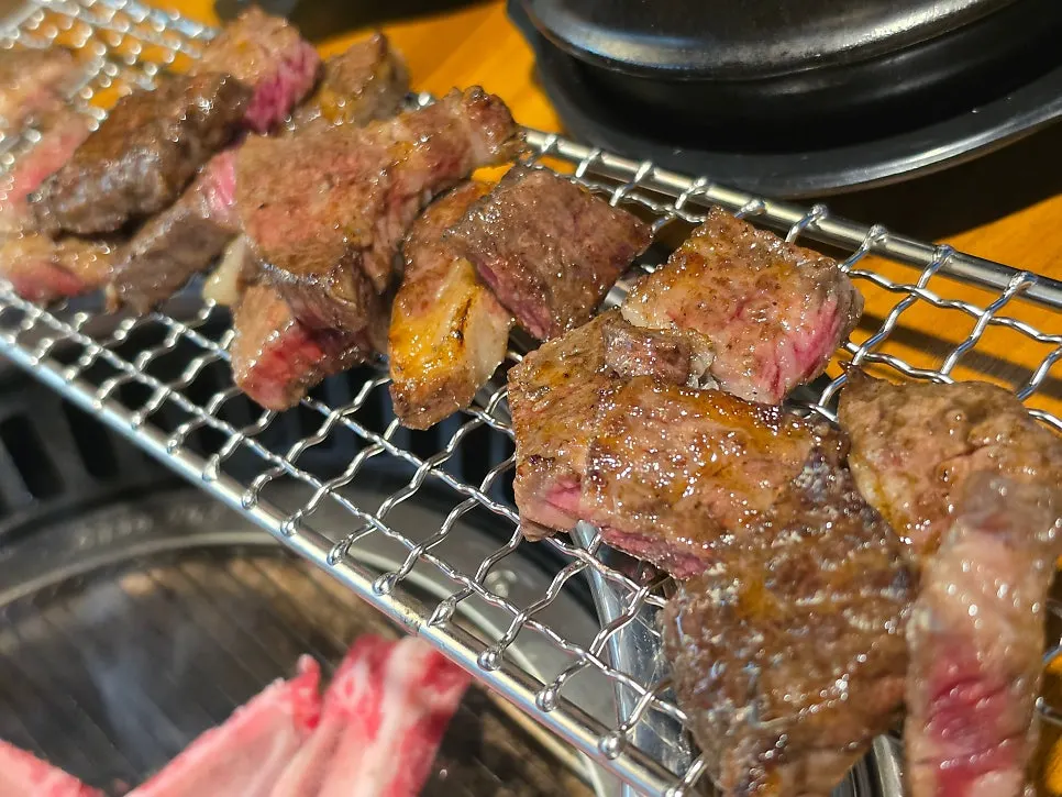 불판 옆 철망에 올려둔 익은 소갈비