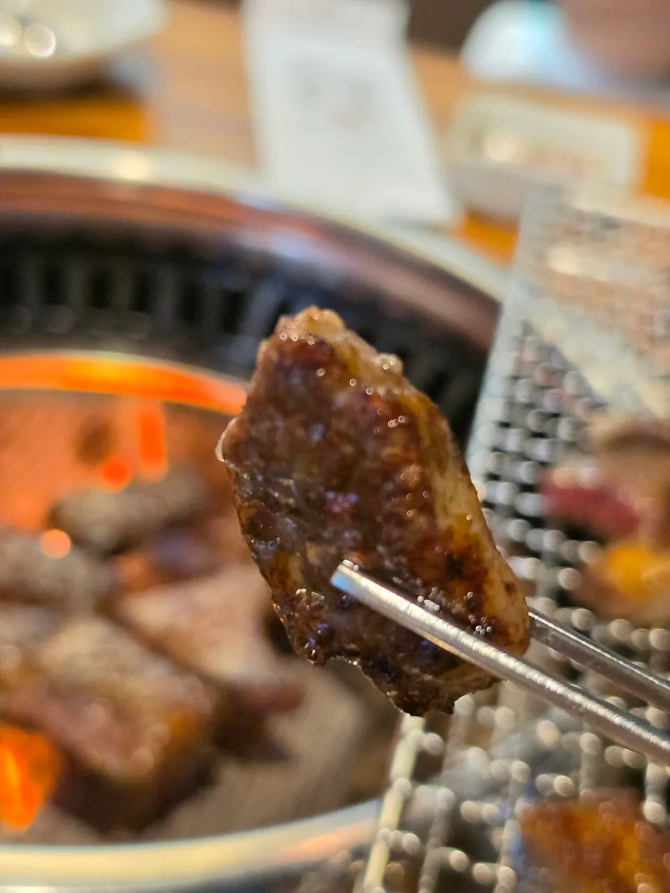 도톰하게 잘린 소생갈비 한 점