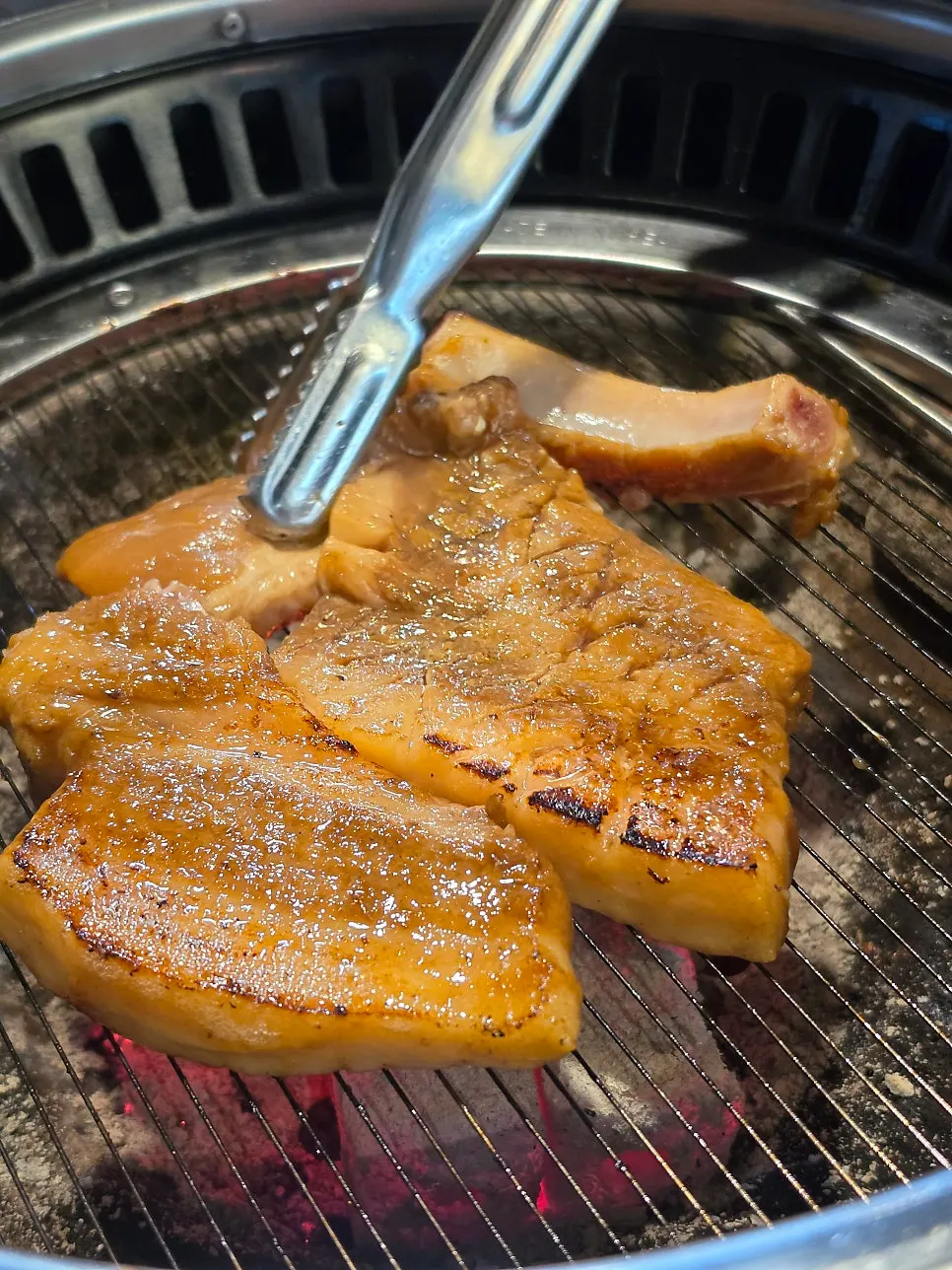 양념이 배어 구워진 돼지갈비 한 점