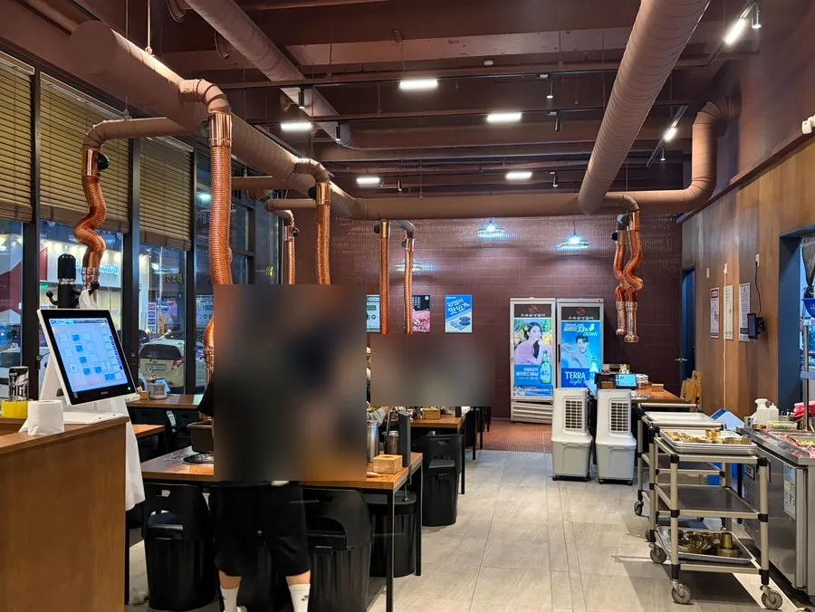 Spacious, clean hall interior of Ubokgeum Saenggalbi Mokpo Namak Branch