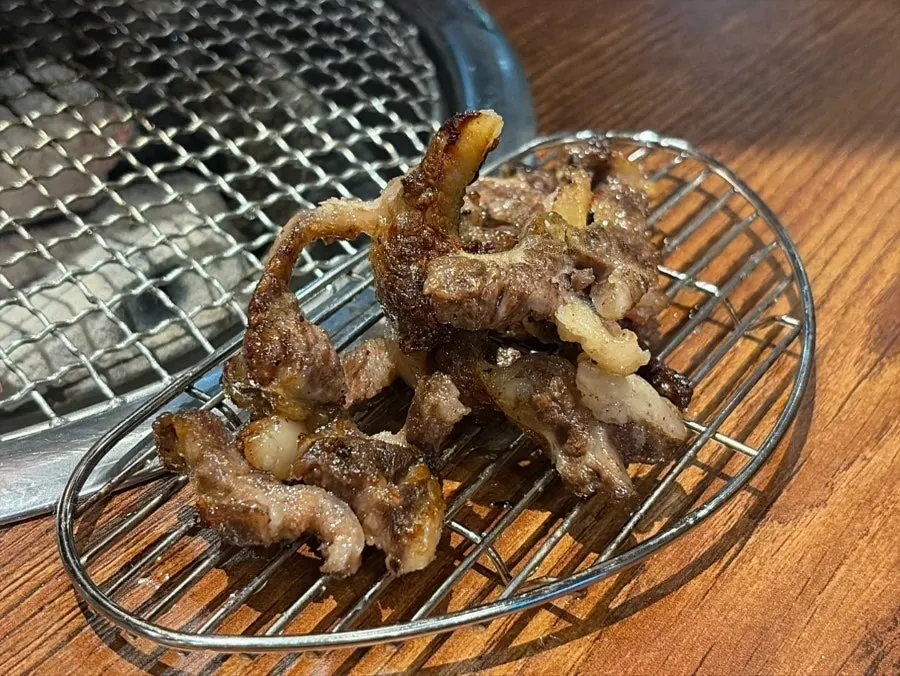 Grilled fresh rib paired with the onion sauce