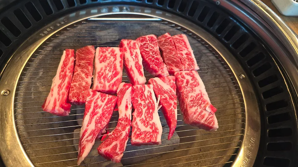 Beef saenggalbi grilling over charcoal