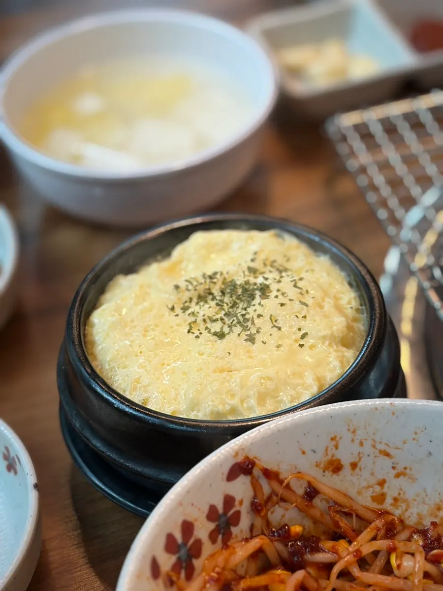 Seasoned bean sprouts and baek kimchi side dishes