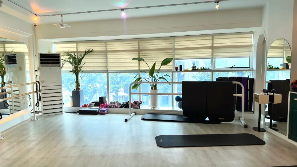 The full-capacity 8-person barre morning class in session