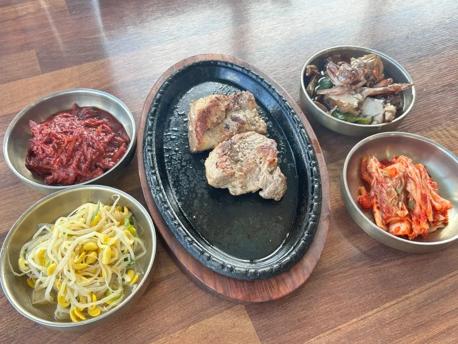 철판에 나온 흑돼지고기산적