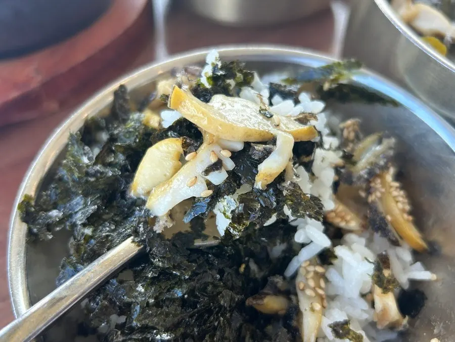 김가루와 전복이 올라간 전복밥