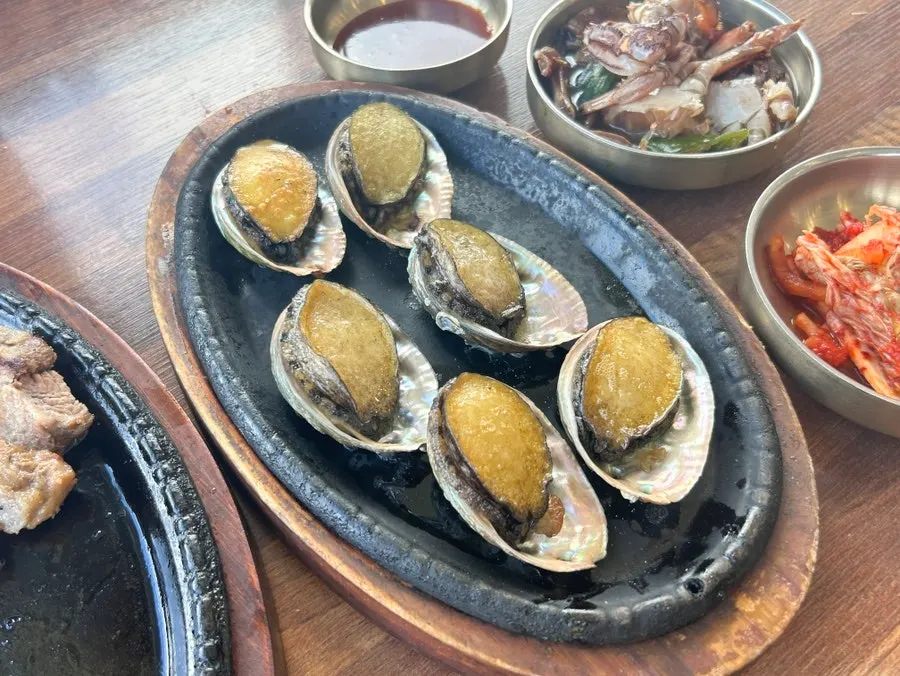 해물이 가득한 전복뚝배기 건더기