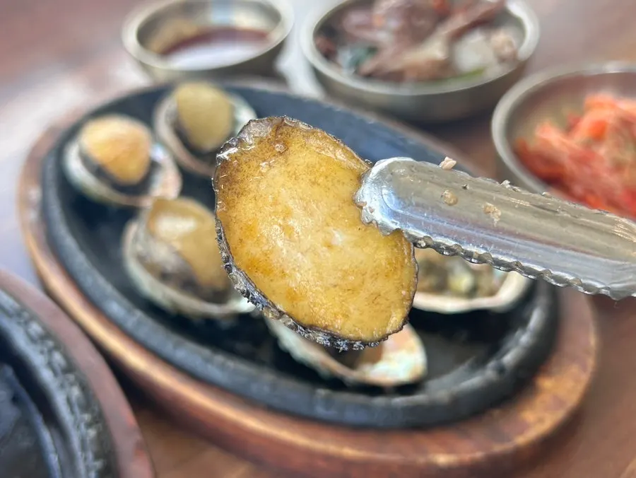 버터향이 밴 전복버터구이 한 점