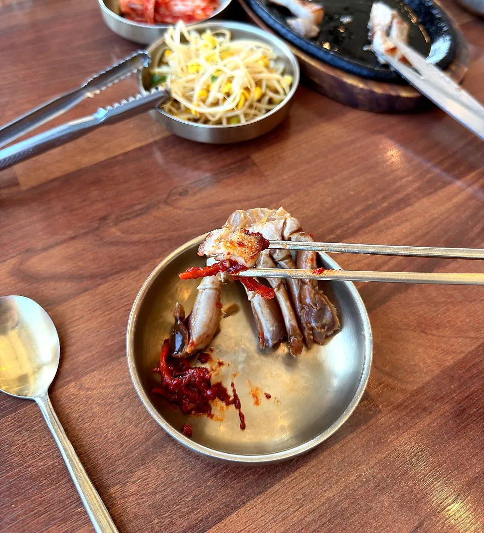 Geu-jeotgal served with black pork sanjeok