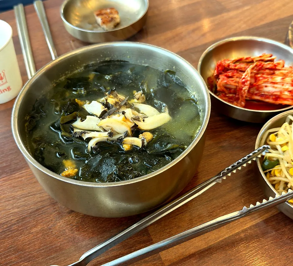 Abalone stone-pot soup and abalone sea urchin seaweed soup