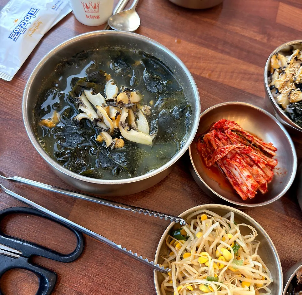 Sea urchin seaweed soup with plenty of abalone