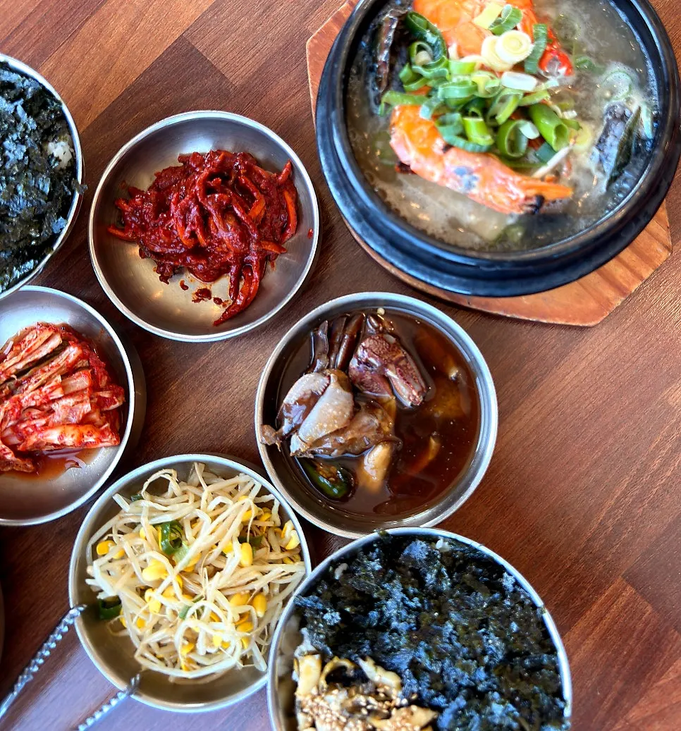 Lightly spicy, refreshing abalone stone-pot soup broth