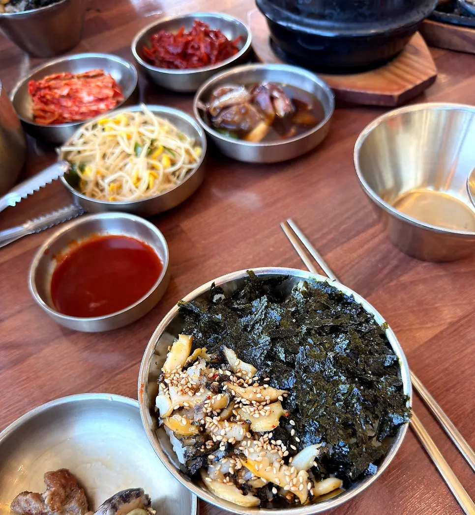 Abalone rice topped with abalone and roasted seaweed
