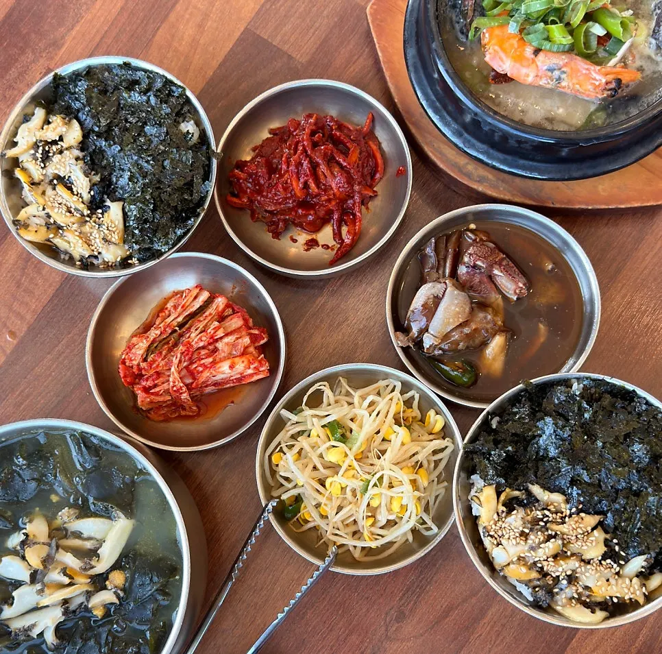 A full Honryesang Set with several abalone dishes