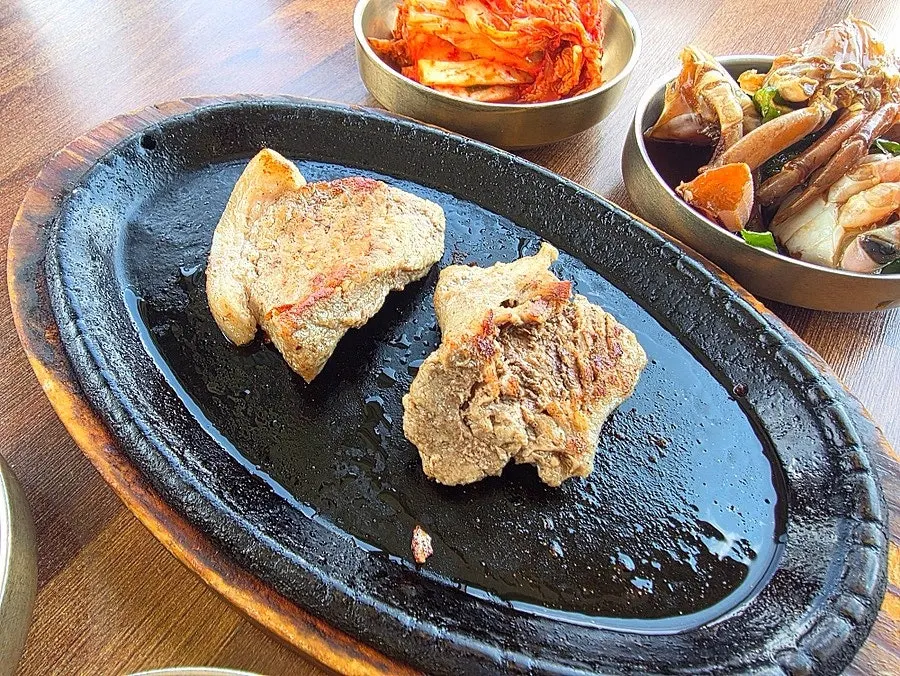 전복밥에 게우젓갈 올린 한 숟갈