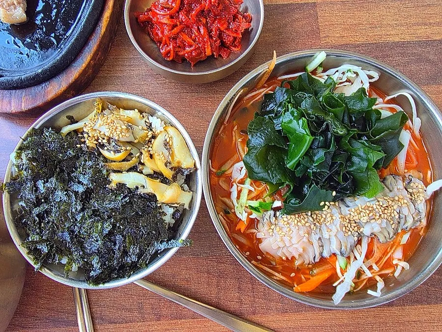 한 상 가득 차려진 전복요리