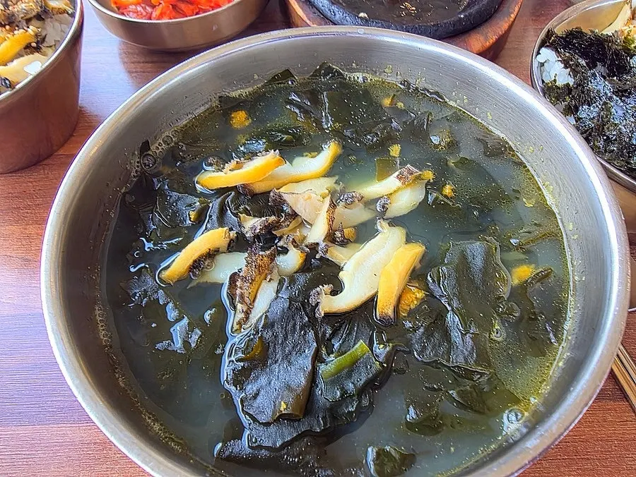 통유리창 밖으로 보이는 우도 바다