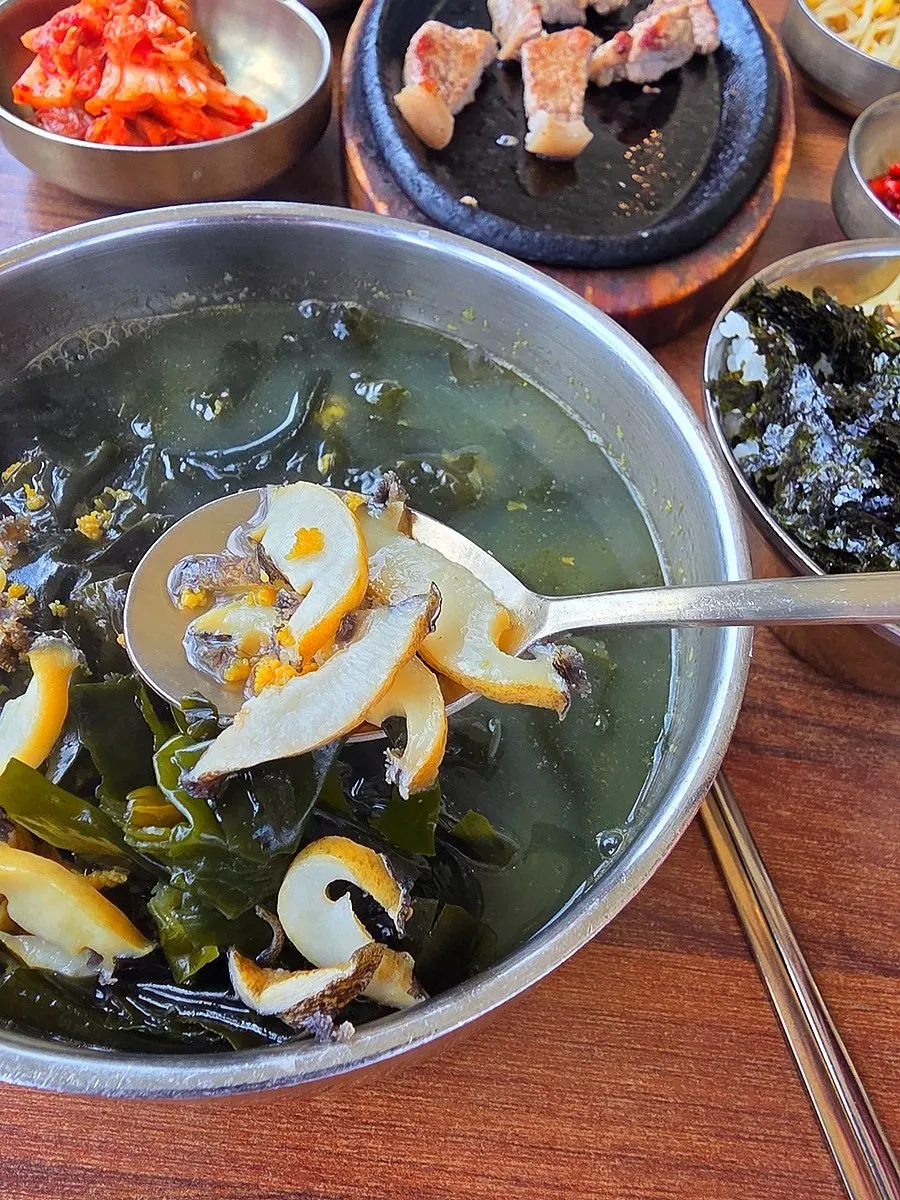 바다 보이는 창가 좌석과 식사