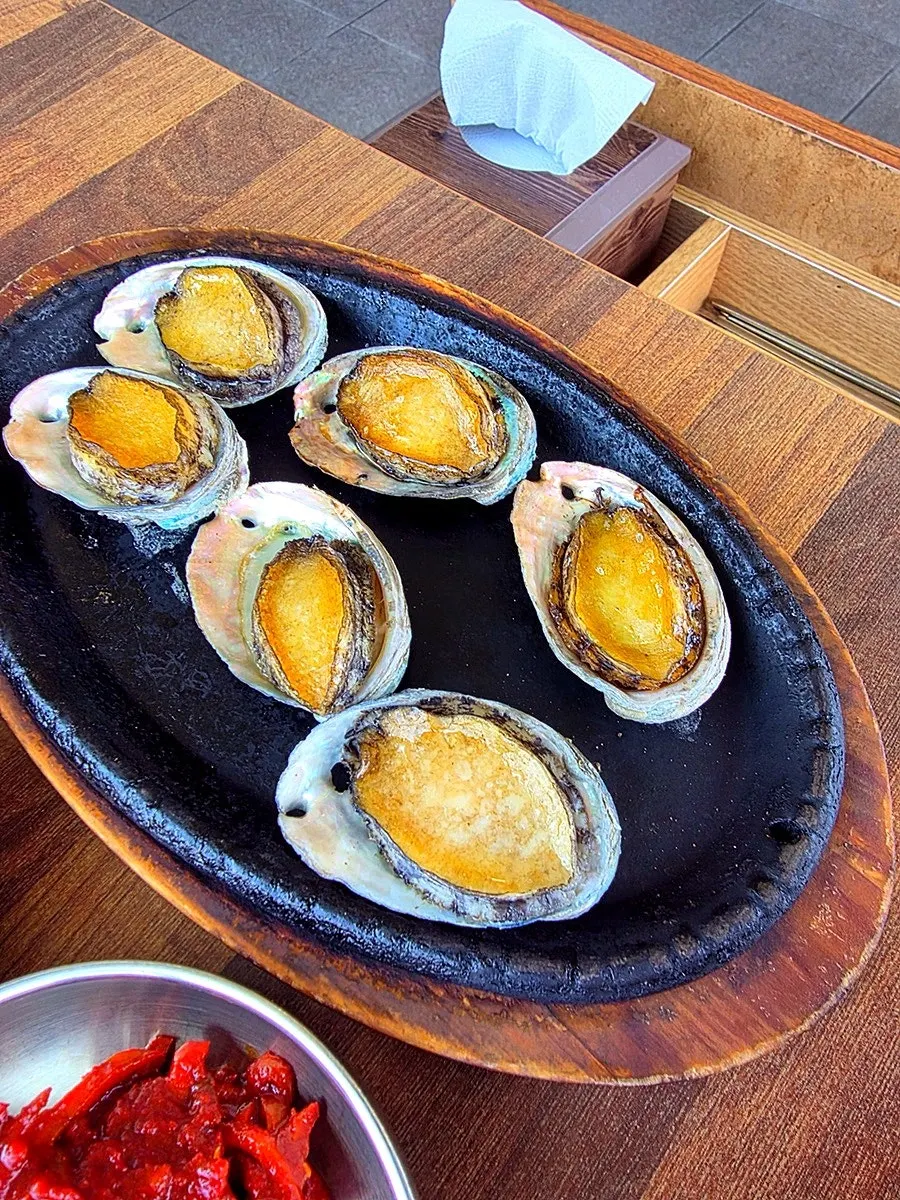푸짐하게 차려진 전복 한 끼