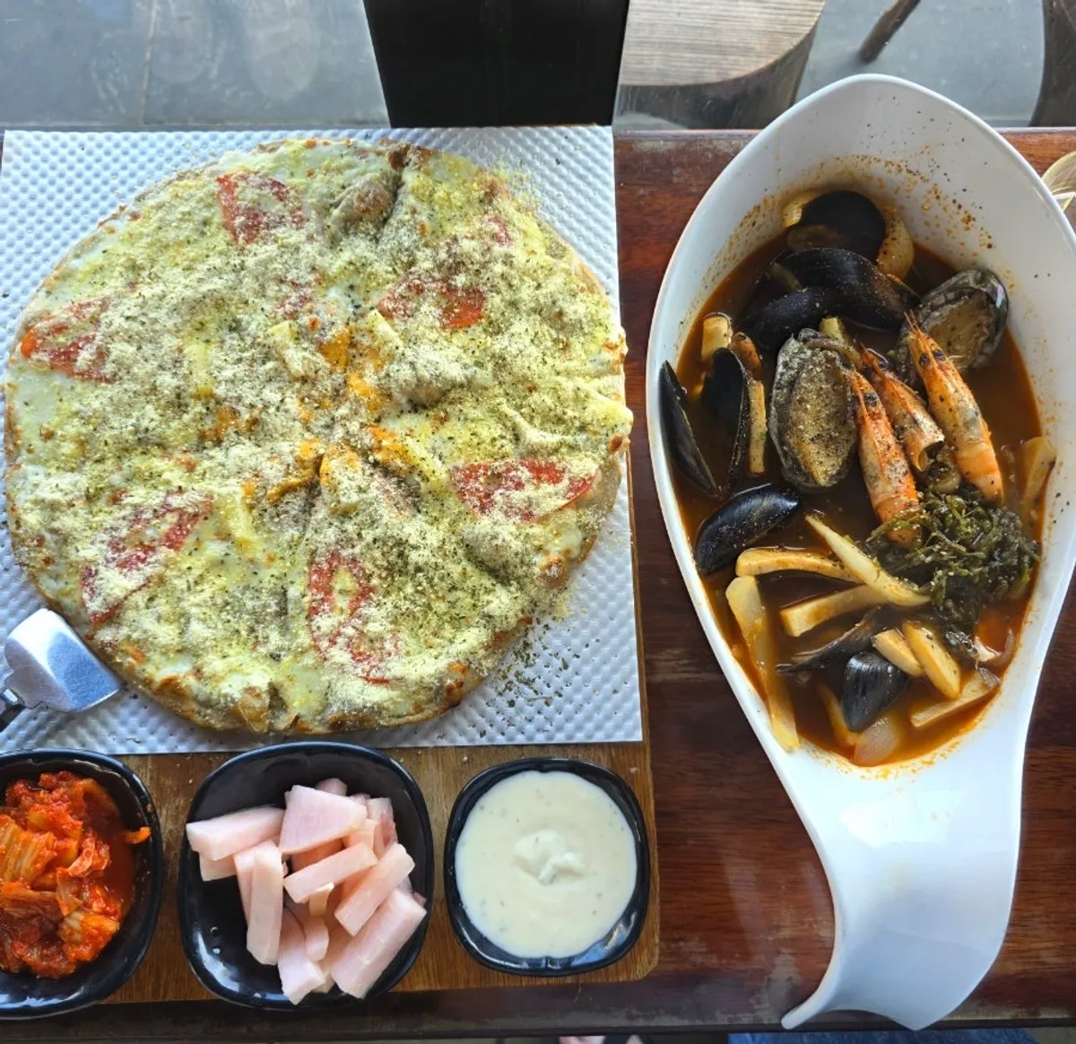 Seafood jjamppong and soseom pizza table setting at Seomsonai on Udo