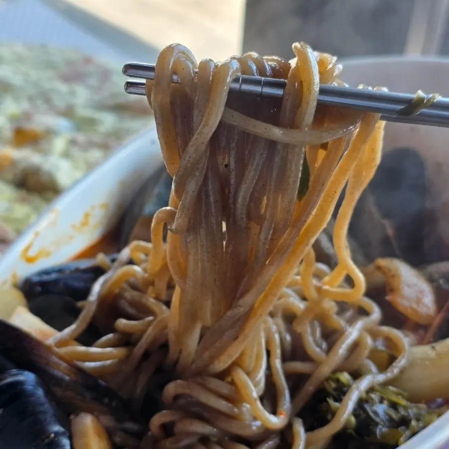 Dark-colored noodles made with hijiki-infused dough