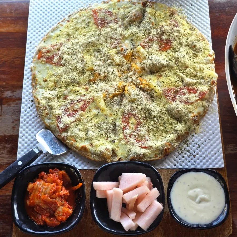 Soseom pizza topped with Udo peanuts and pineapple