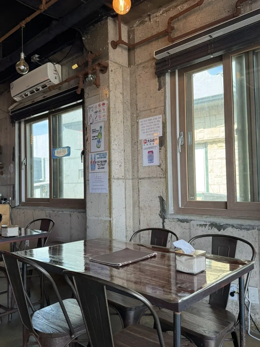 Interior seating at Seomsonai Udo Main Branch
