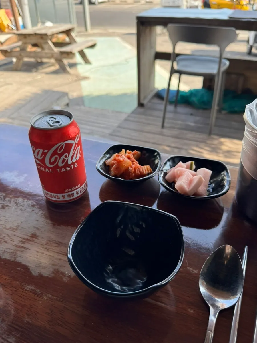 Basic side dishes kimchi and pickled radish at Seomsonai