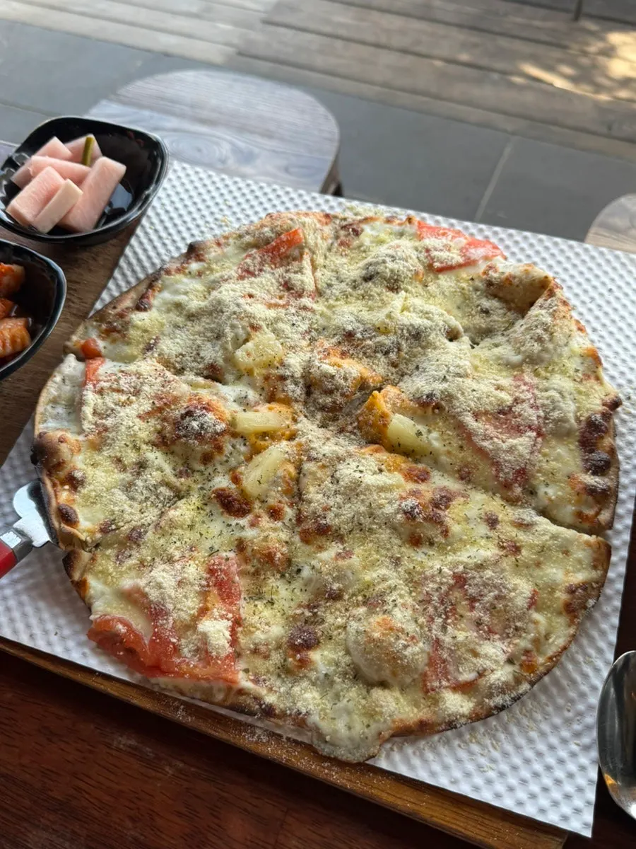 Sosom pizza topped with pineapple and peanuts at Seomsonai