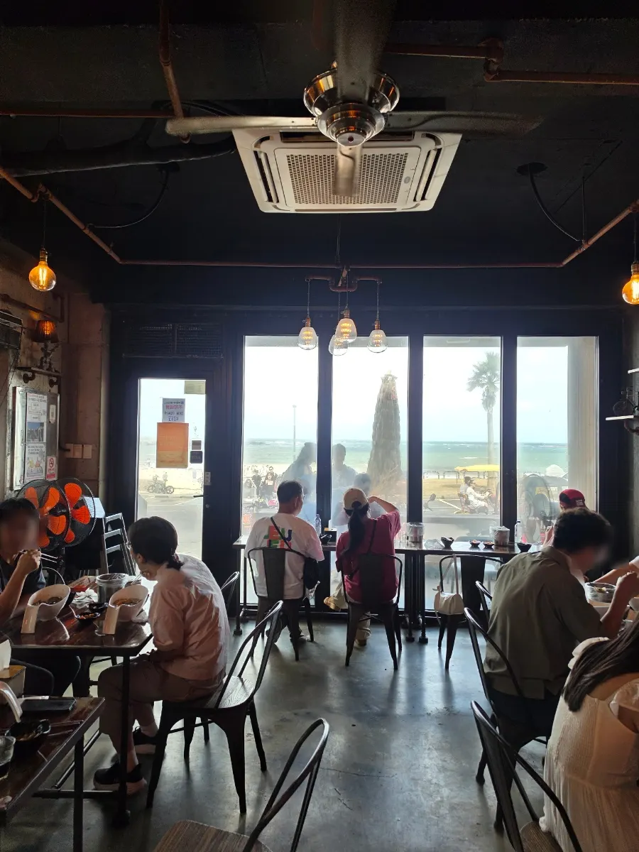Ocean-view window seating at Seomsonai